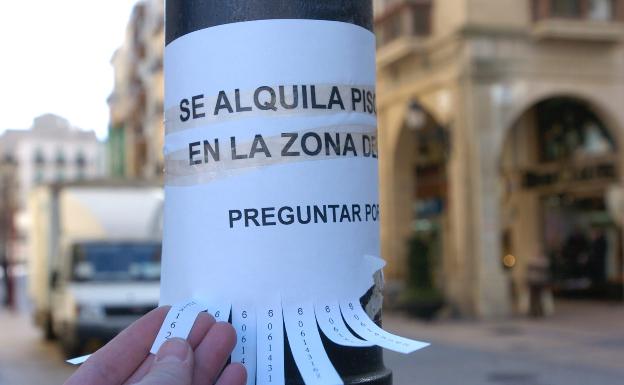 Cartel instalado por un particular en una farola del Casco Antiguo de Logroño para el alquiler de pisos 