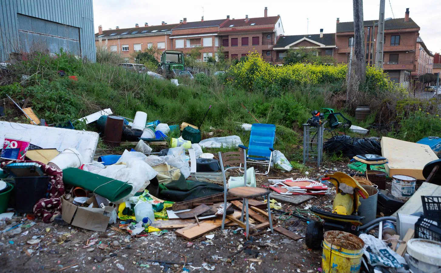 Se trata de una finca de más de 3.000 m2 plagada de basura en el centro de la ciudad, un problema que tenía el municipio hace más de diez años