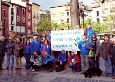 Imagen secundaria 1 - La &#039;Marcha del Ebro&#039; denuncia en Ezcaray el proyecto de la presa y la privatización del agua