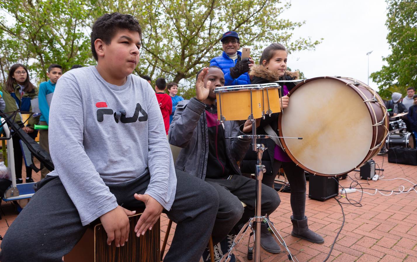 Fotos: Escolares riojanos celebran Musiqueando frente al centro Navarrete El Mudo