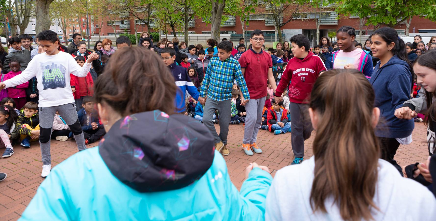 Fotos: Escolares riojanos celebran Musiqueando frente al centro Navarrete El Mudo