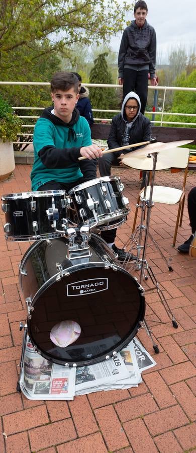 Fotos: Escolares riojanos celebran Musiqueando frente al centro Navarrete El Mudo