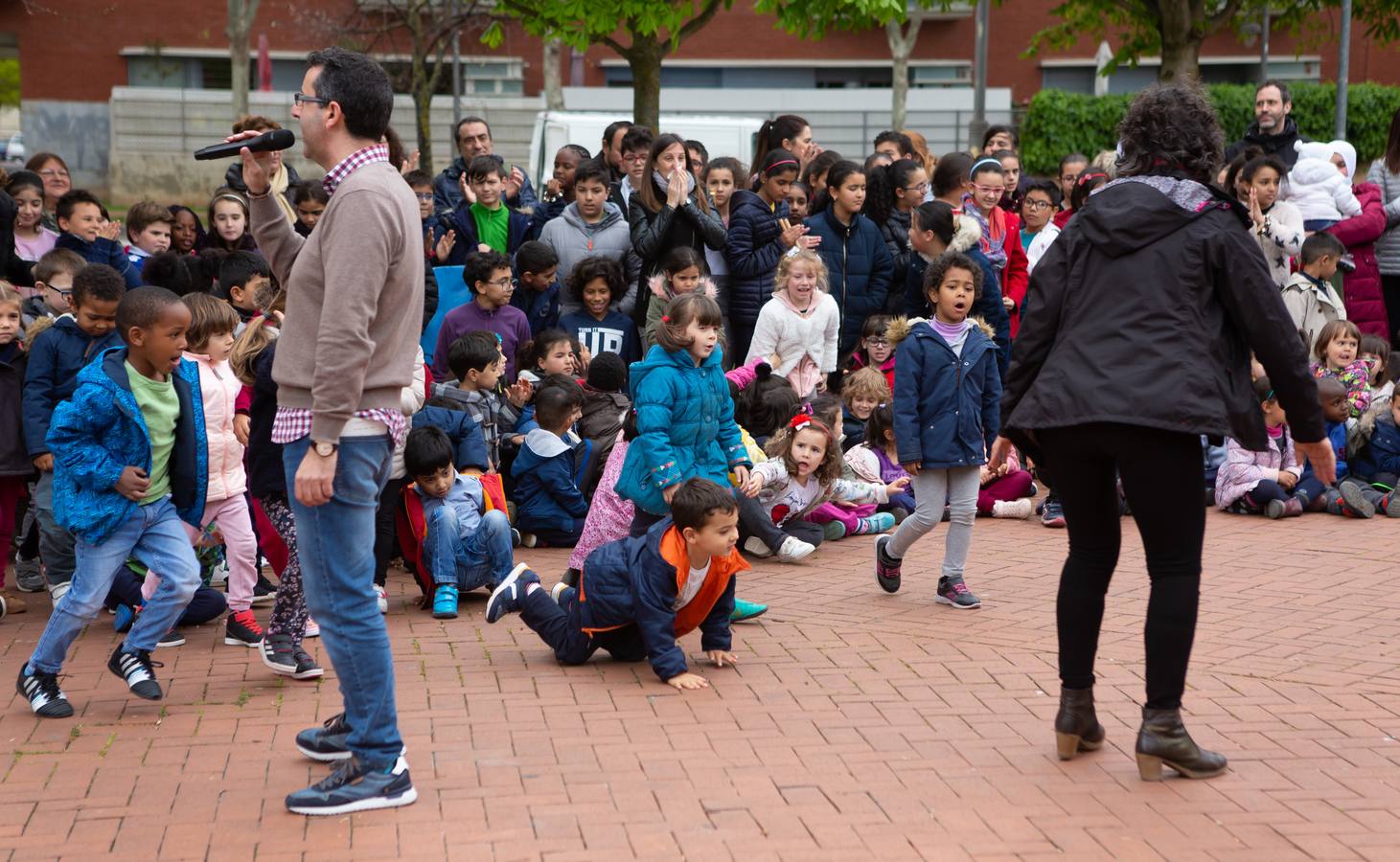 Fotos: Escolares riojanos celebran Musiqueando frente al centro Navarrete El Mudo