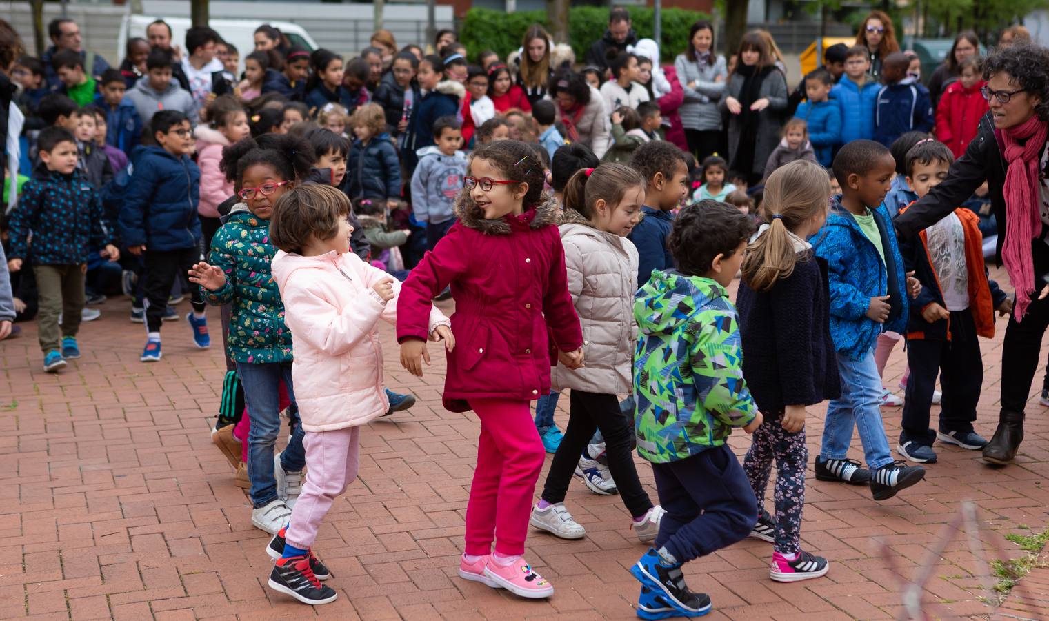 Fotos: Escolares riojanos celebran Musiqueando frente al centro Navarrete El Mudo