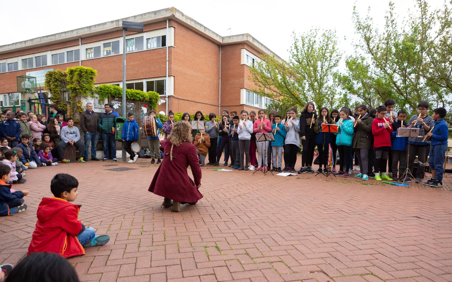 Fotos: Escolares riojanos celebran Musiqueando frente al centro Navarrete El Mudo