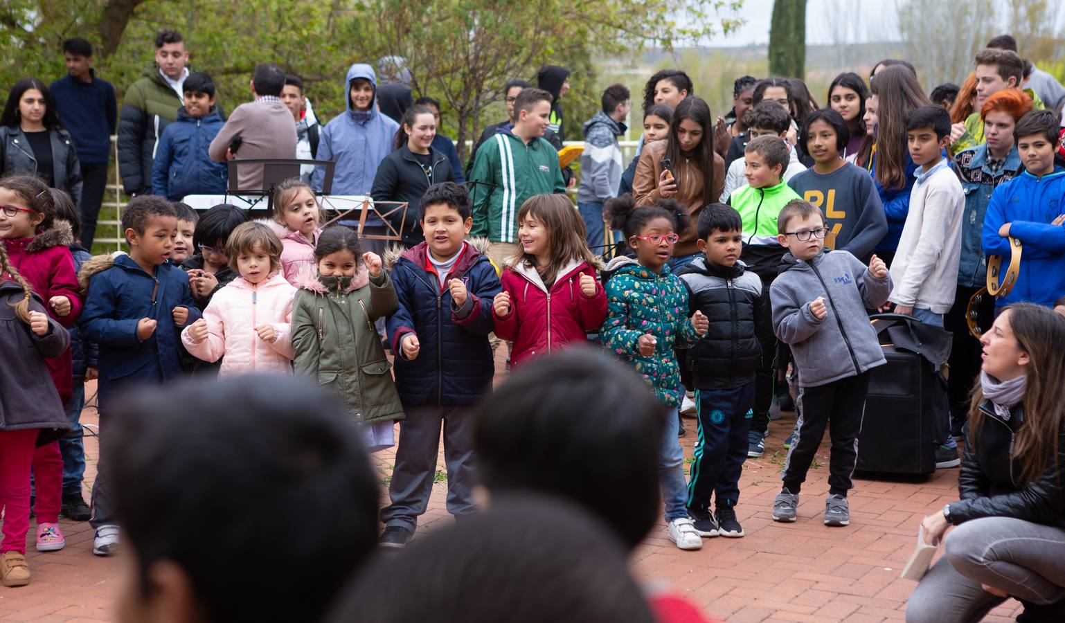 Fotos: Escolares riojanos celebran Musiqueando frente al centro Navarrete El Mudo