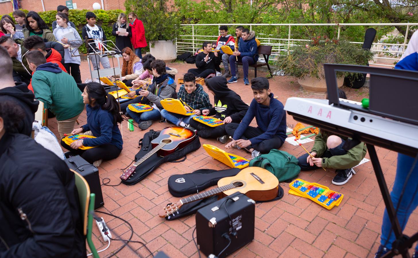 Fotos: Escolares riojanos celebran Musiqueando frente al centro Navarrete El Mudo