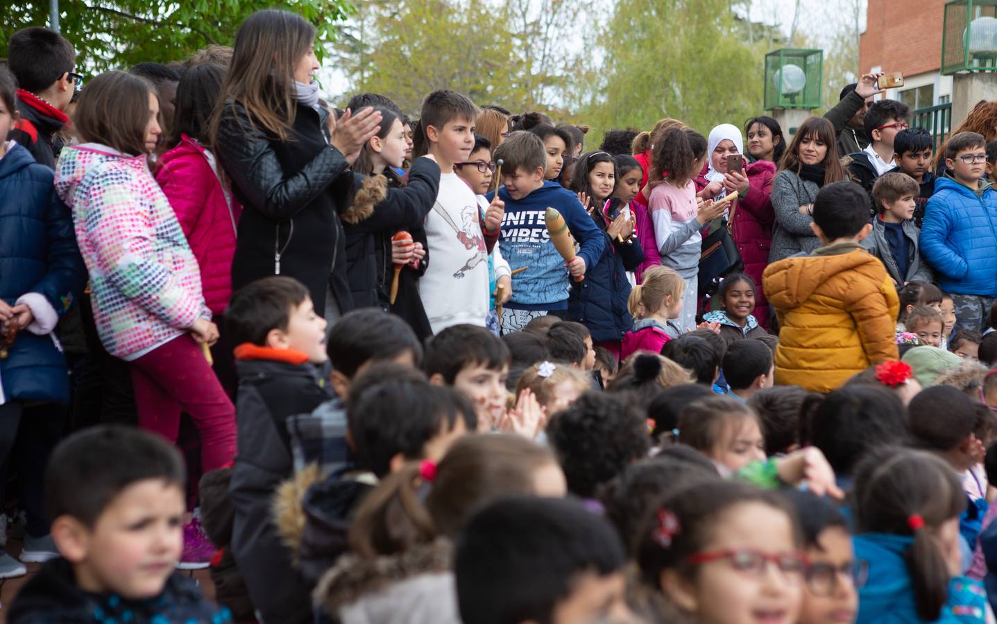 Fotos: Escolares riojanos celebran Musiqueando frente al centro Navarrete El Mudo