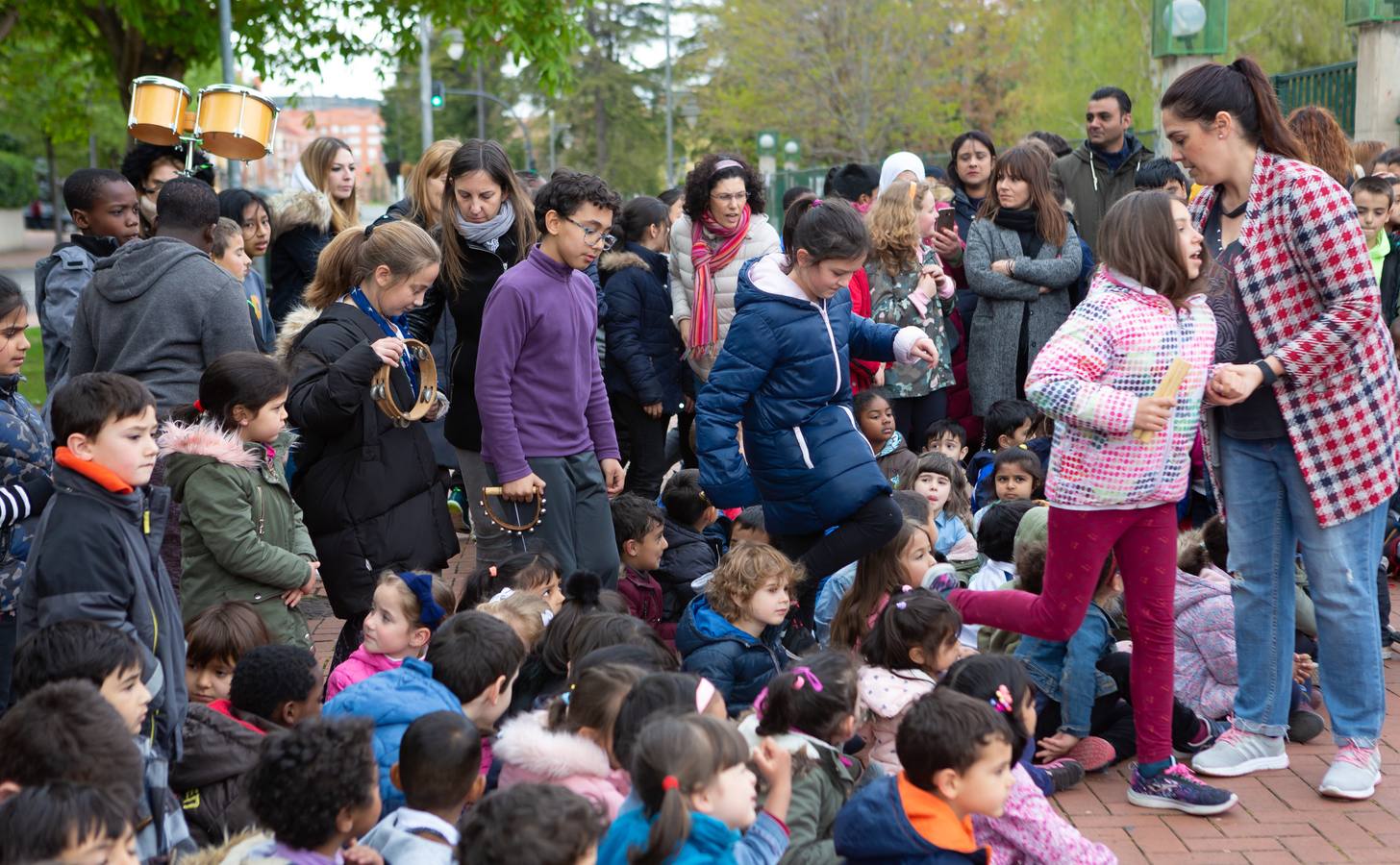 Fotos: Escolares riojanos celebran Musiqueando frente al centro Navarrete El Mudo