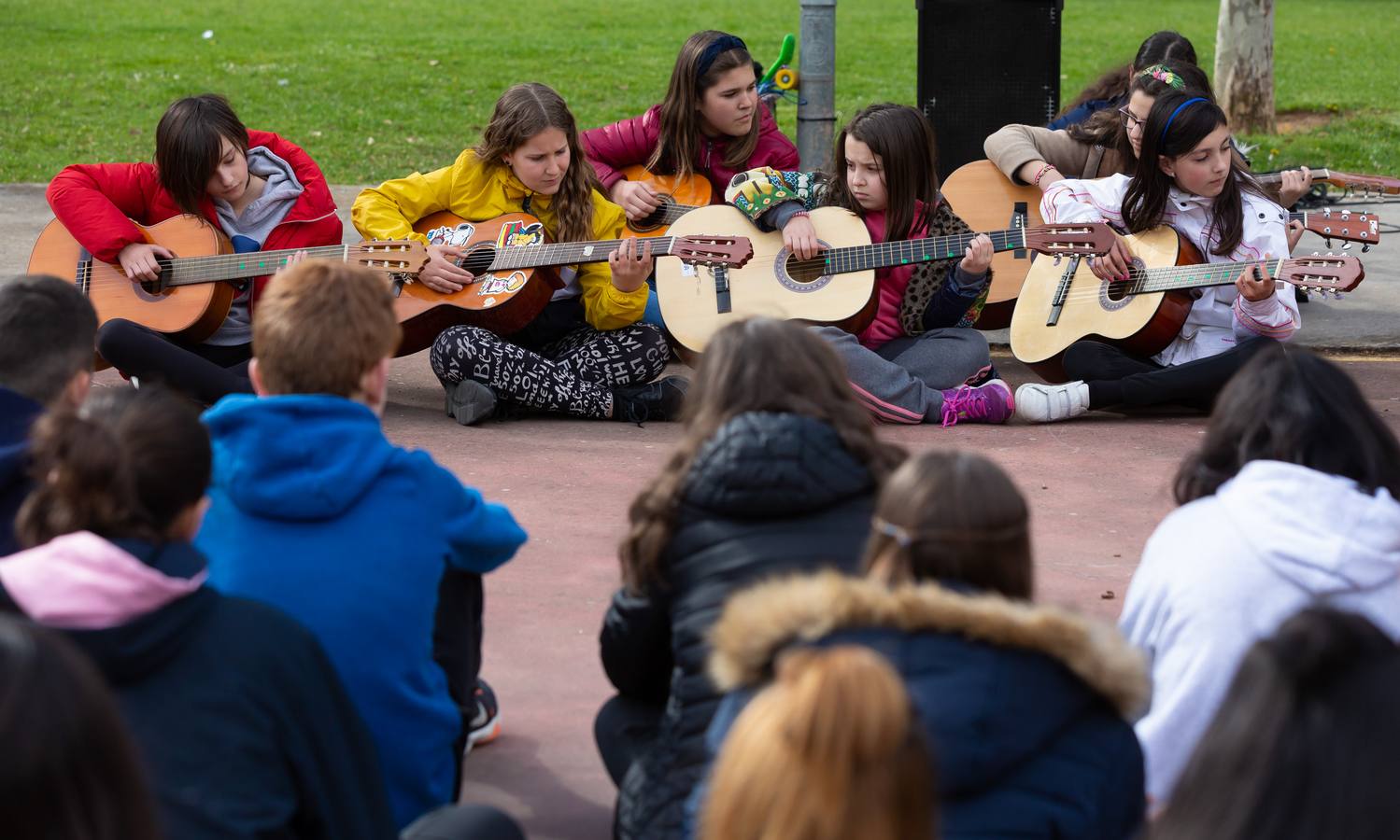 Fotos: Escolares riojanos celebran Musiqueando en el parque San Miguel de Logroño