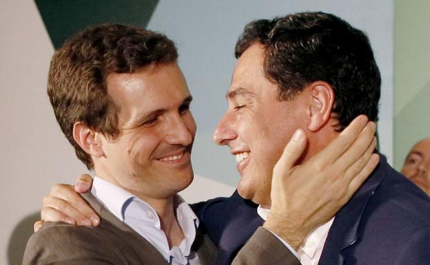 Pablo Casado (i) y Juanma Moreno. 