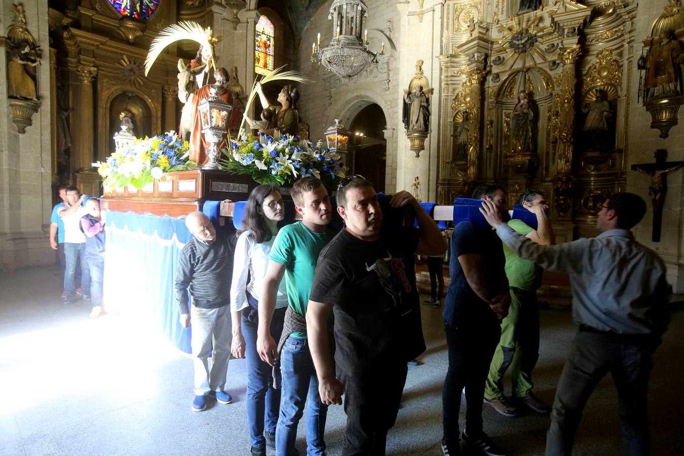 Fotos: La Borriquita se prepara la para la procesión