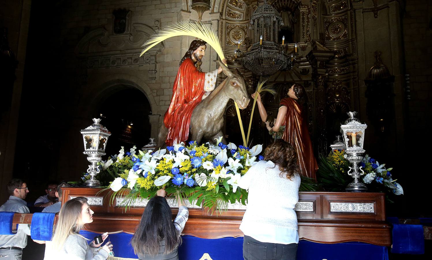 Fotos: La Borriquita se prepara la para la procesión