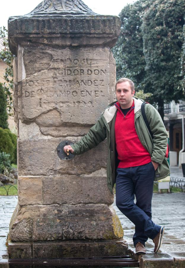 Diego Mendiola, junto a la 'Fuente de la ciudad' de Santo Domingo de la Calzada. :: albo