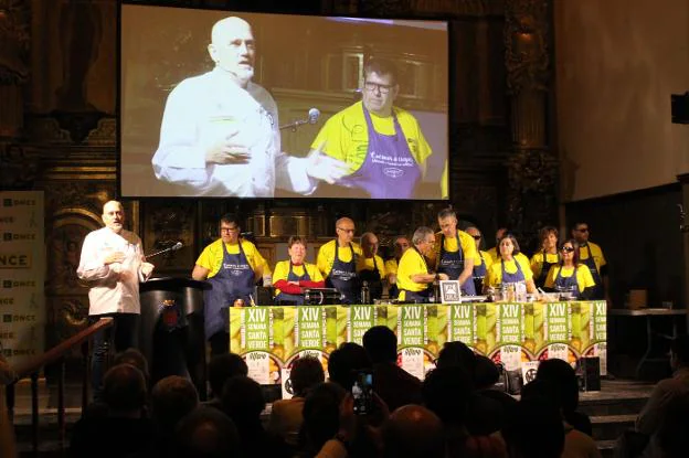 El grupo 'Cocinar a ciegas', capitaneado por el cocinero Ángel Iglesias, fue anoche el encargado de inaugurar estas jornadas. :: E.p.