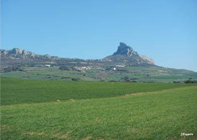 Imagen secundaria 1 - Sierra de Cantabria, entre Viñaspre y Kripan, y dos vistas del León Dormido después de Viñaspre 