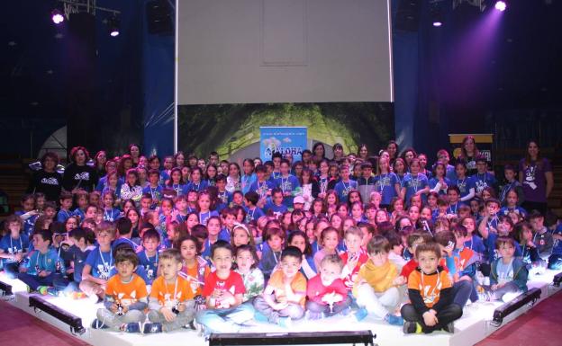 Foto de familia de los alumnos que acudieron a la entrega de premios del campeonato regional de cálculo mental. 