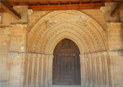 Imagen secundaria 1 - Hayedo en la vertiente norte del León Dormido, iglesia de Lapoblación y sendero de la zona