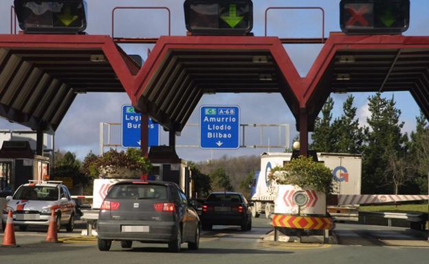 Imagen de uno de los peajes instalados en el trazado vasco de la AP-68. 