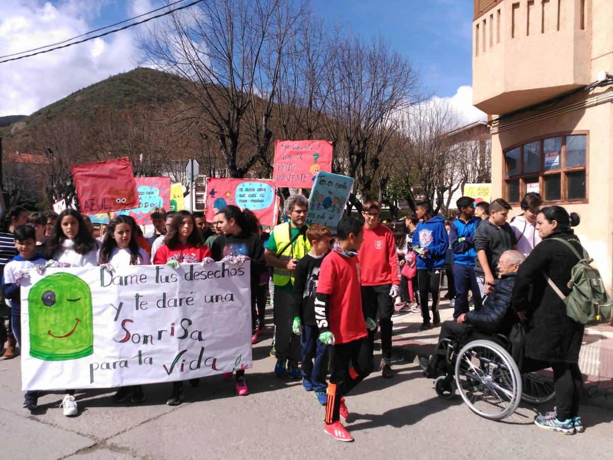 Los alumnos del colegio San Lorenzo de Ezcaray han particiipado en una manifestación.