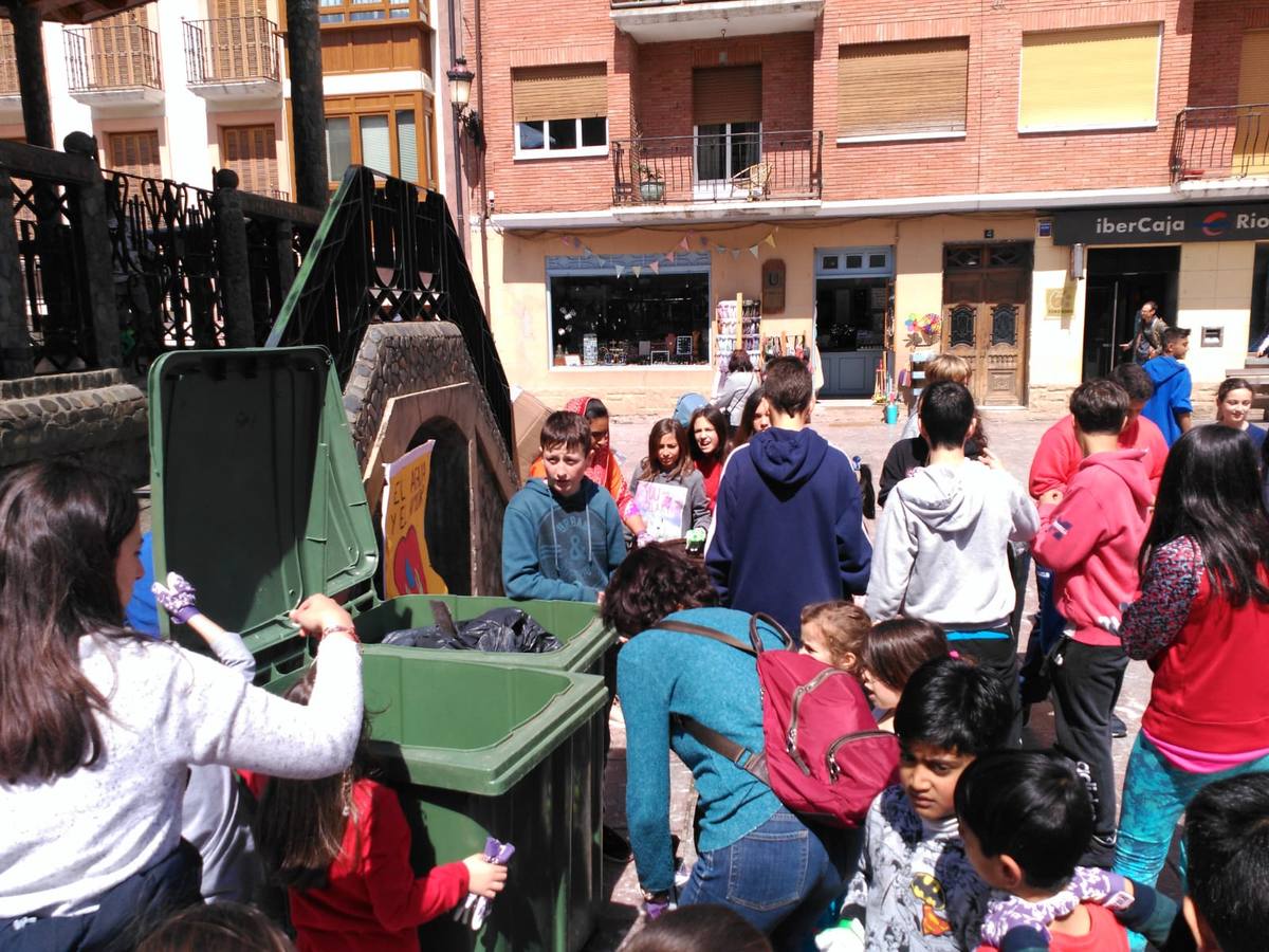 Los alumnos del colegio San Lorenzo de Ezcaray han particiipado en una manifestación.