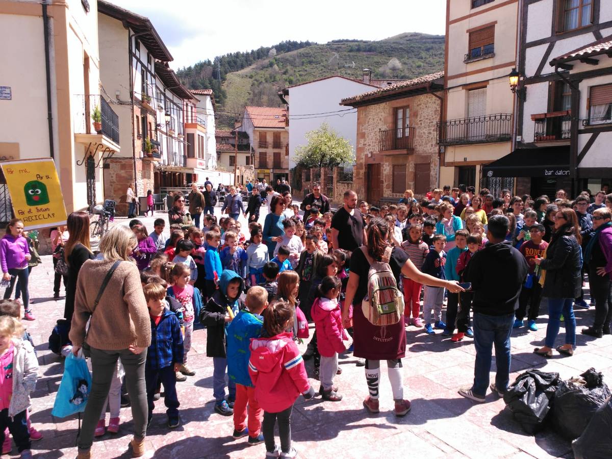 Los alumnos del colegio San Lorenzo de Ezcaray han particiipado en una manifestación.