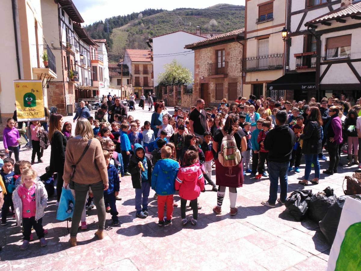 Los alumnos del colegio San Lorenzo de Ezcaray han particiipado en una manifestación.