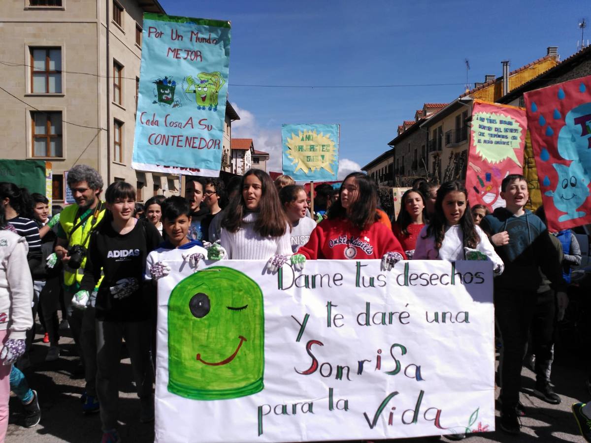 Los alumnos del colegio San Lorenzo de Ezcaray han particiipado en una manifestación.