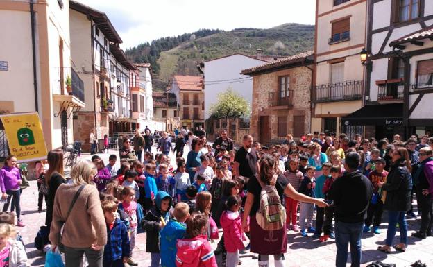 Los escolares de Ezcaray se manifiestan por el medio ambiente.