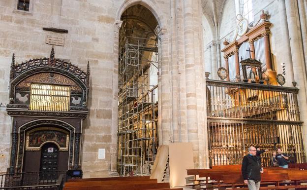 Andamiaje junto a las tablas y el órgano, ya desmontado, entre el coro y el gallinero de la catedral. 