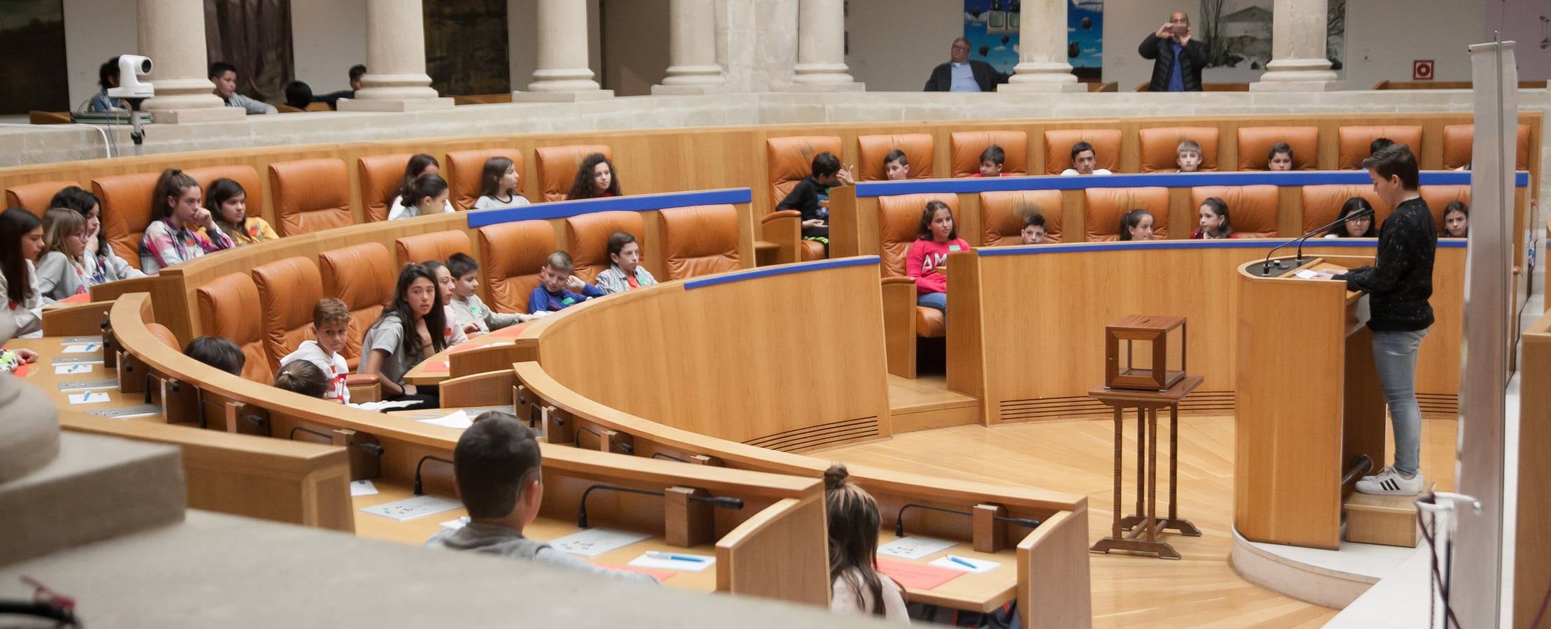 Aldeas Infantiles pide «políticas concretas» contra la pobreza infantil | El Parlamento riojano ha acogido un pleno infantil con la asistencia del vicepresidente de esta ONG, Javier Fresneda