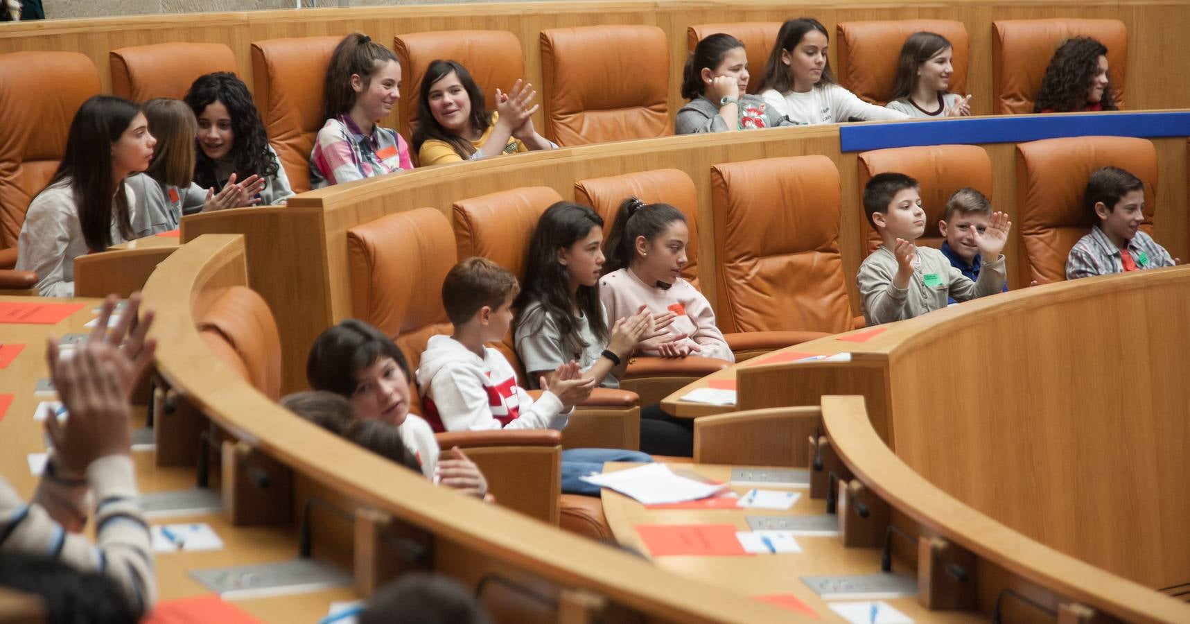 Aldeas Infantiles pide «políticas concretas» contra la pobreza infantil | El Parlamento riojano ha acogido un pleno infantil con la asistencia del vicepresidente de esta ONG, Javier Fresneda