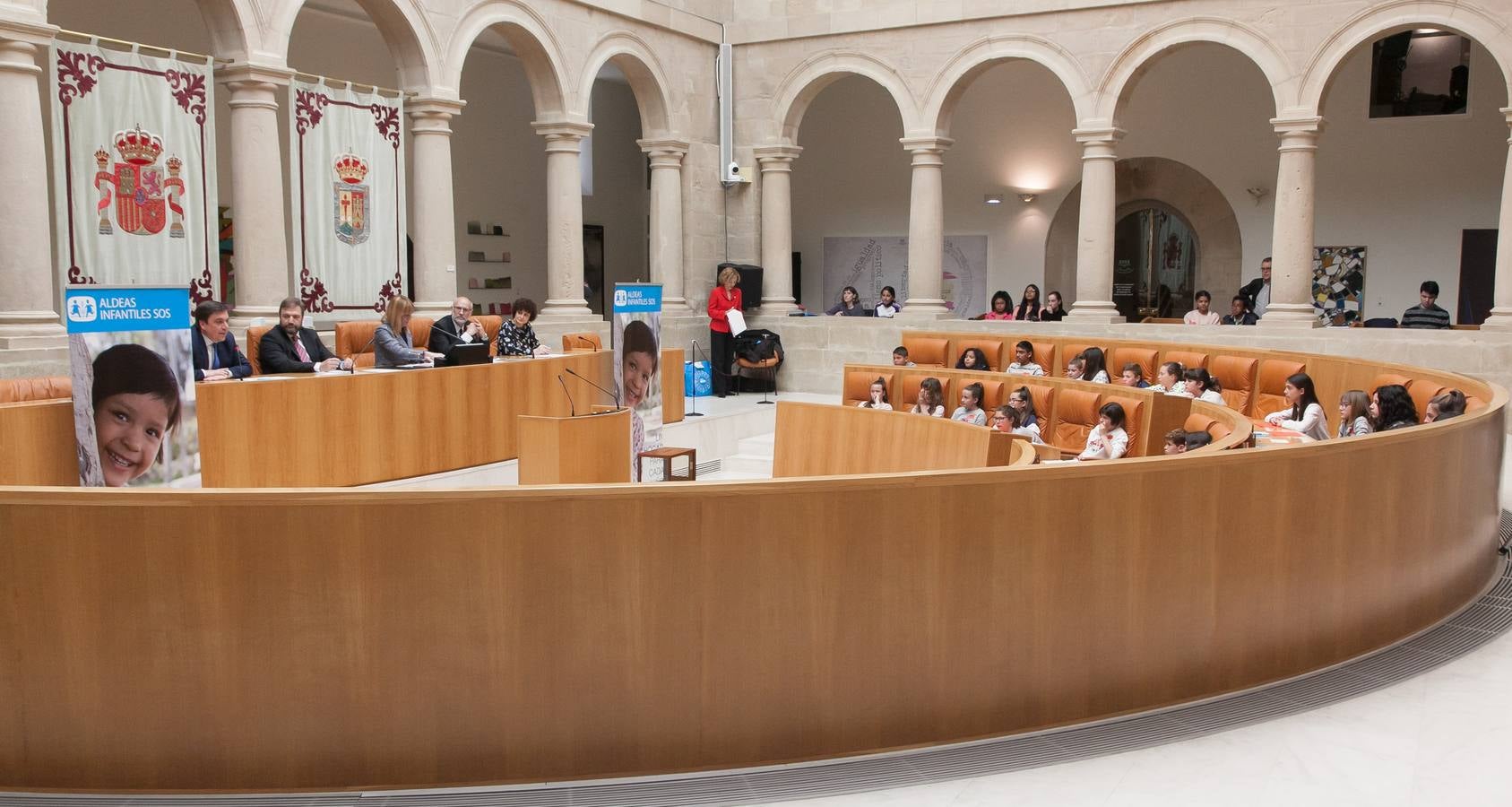 Aldeas Infantiles pide «políticas concretas» contra la pobreza infantil | El Parlamento riojano ha acogido un pleno infantil con la asistencia del vicepresidente de esta ONG, Javier Fresneda