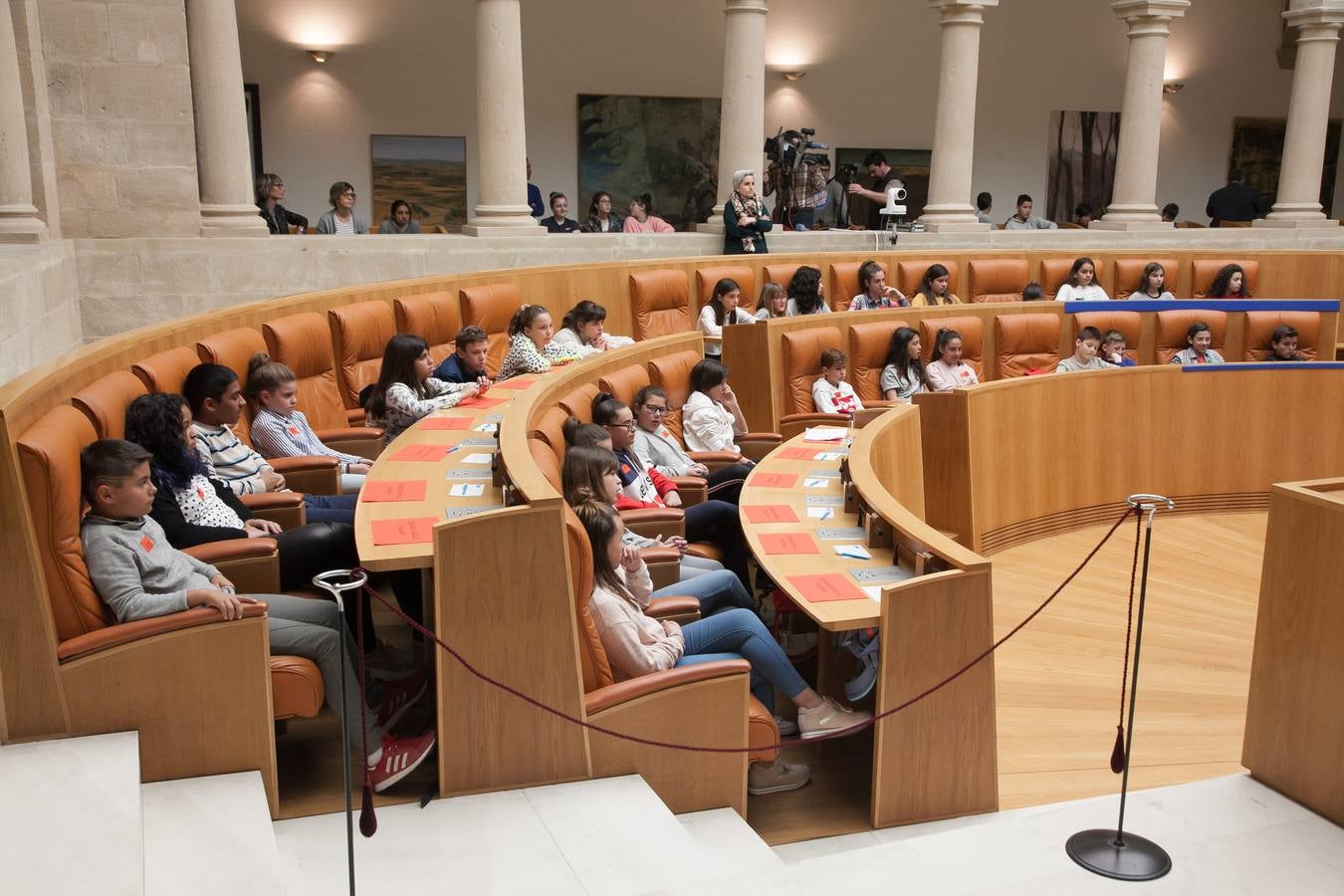 Aldeas Infantiles pide «políticas concretas» contra la pobreza infantil | El Parlamento riojano ha acogido un pleno infantil con la asistencia del vicepresidente de esta ONG, Javier Fresneda