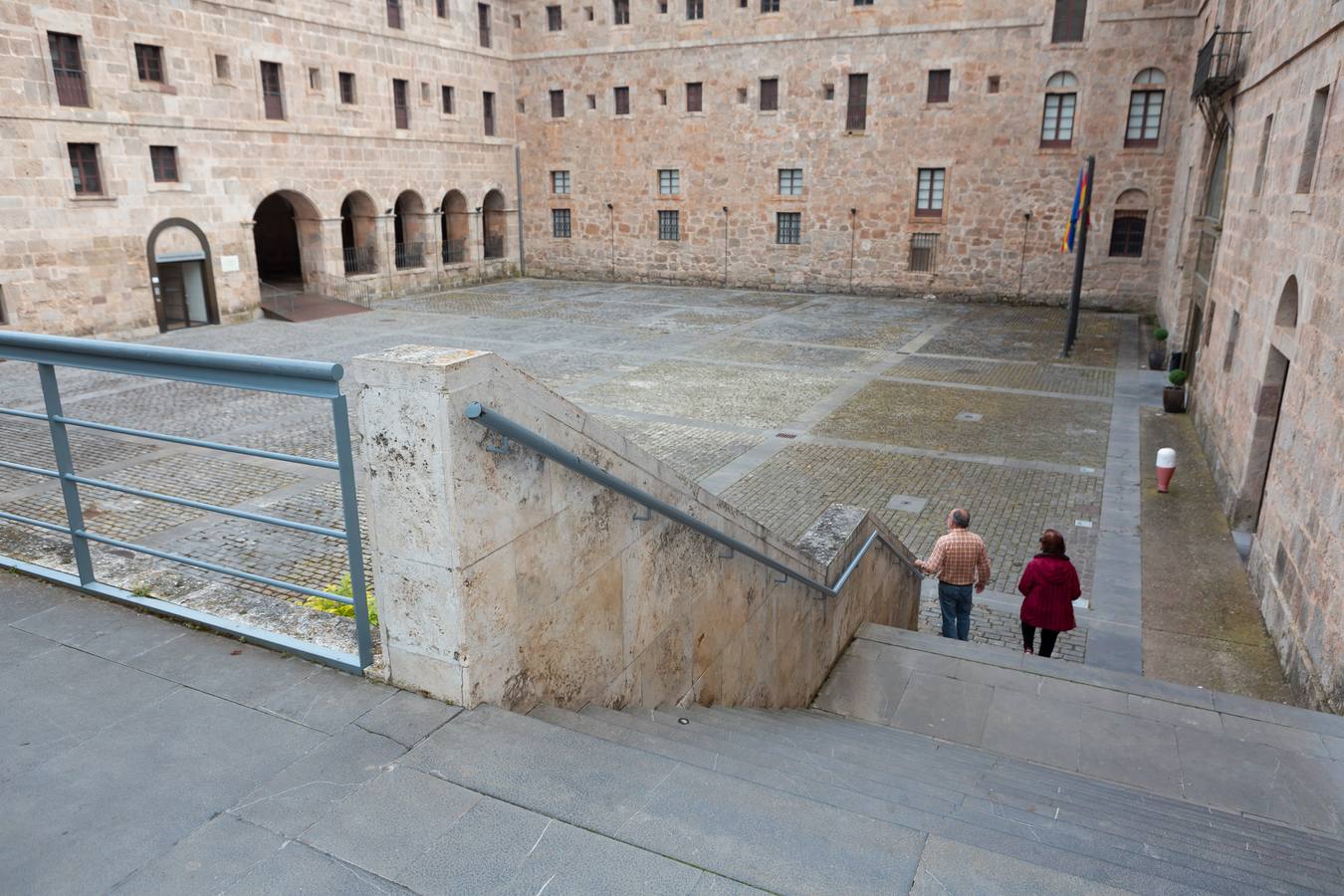 Muchos visitantes encontraron los monasterios cerrados.