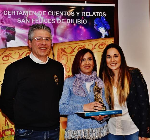 Ugalde, con el premio. :: 