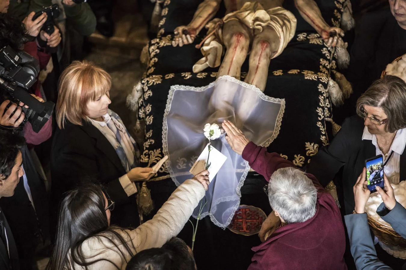 Fotos: Logroño cumple con la limpieza del Cristo yacente