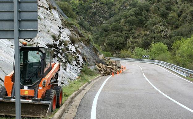 Un desprendimiento de rocas en la LR-113 junto al cruce de Brieva corta uno de los carriles