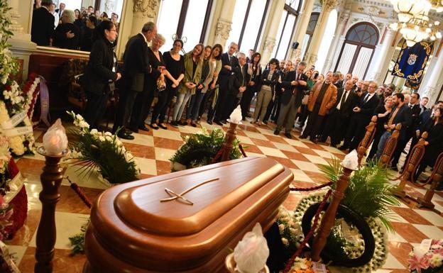 Capilla ardiente por Alcántara en el Ayuntamiento.