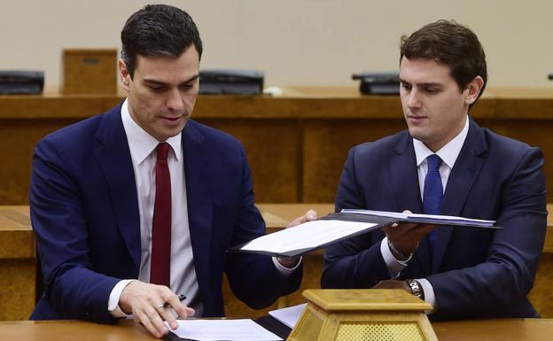 Pedro Sánchez (i) y Albert Rivera. 