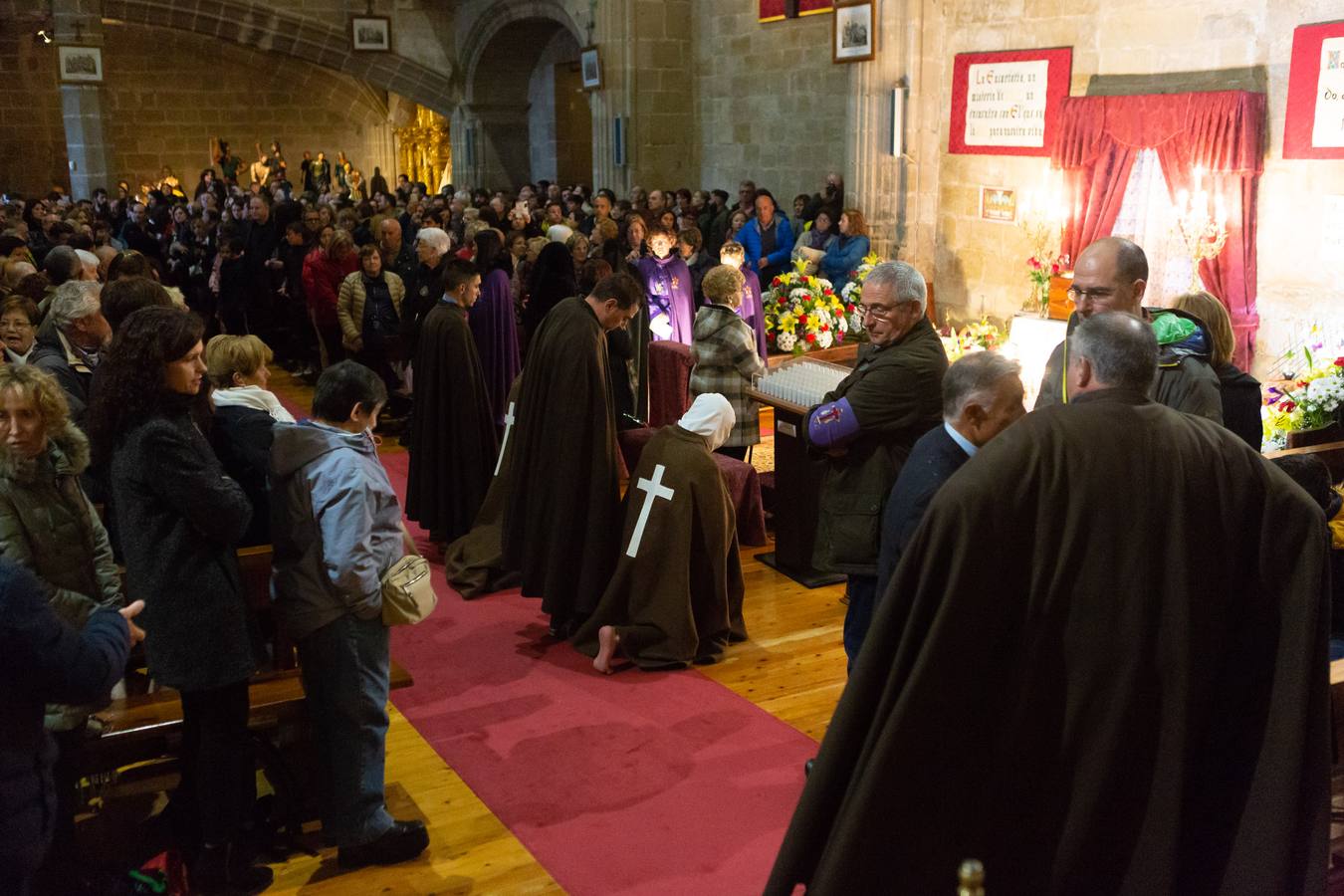 Los disciplinantes han cumplido con el rito dentro de una abarrotada iglesia de Santa María la Mayor