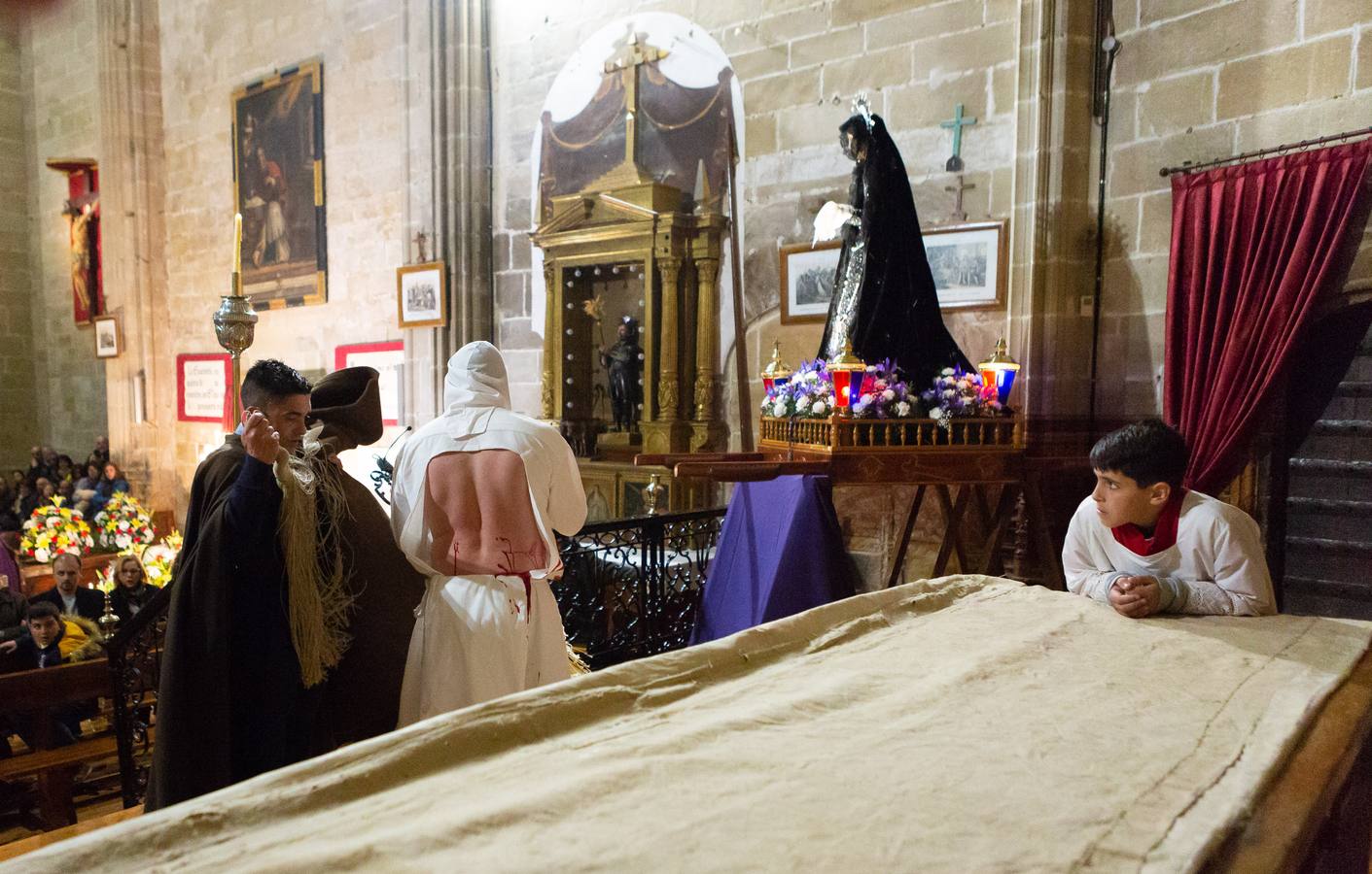 Los disciplinantes han cumplido con el rito dentro de una abarrotada iglesia de Santa María la Mayor