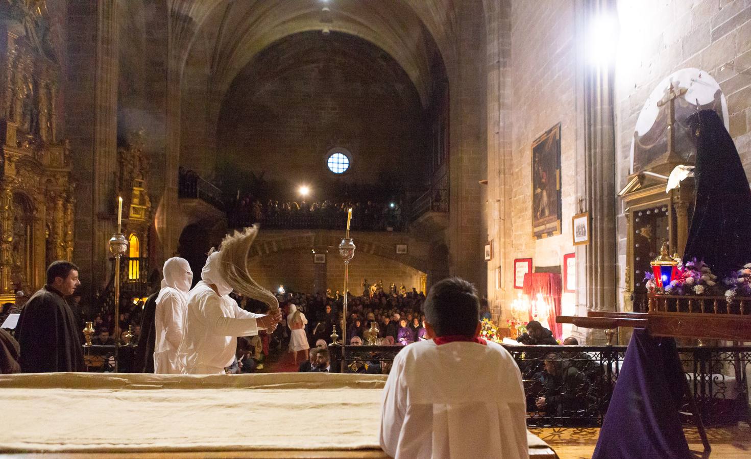 Los disciplinantes han cumplido con el rito dentro de una abarrotada iglesia de Santa María la Mayor