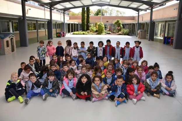 Los más pequeños de educación infantil posan en el patio del Ceo Villa de Autol. ::