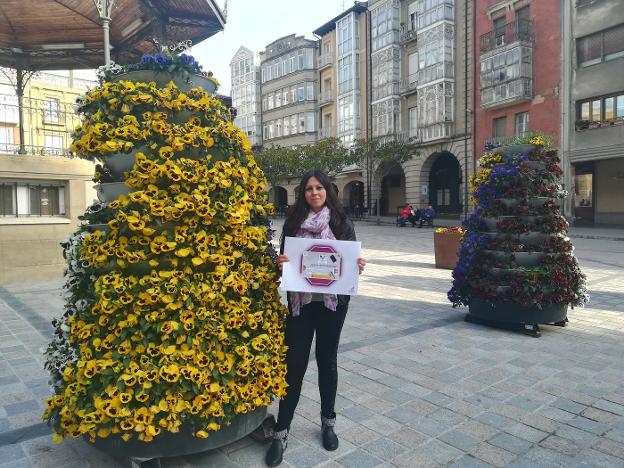Elisabeth Oñate Legarda con el cartel de la campaña contra el acoso. :: AYTO. DE HARO