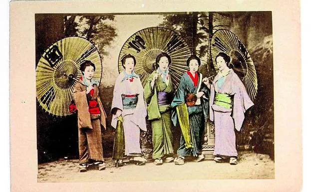 p Lejano Oriente. Cinco japonesas, tres sombrillas (1885). 