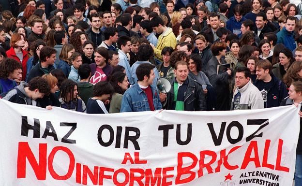 Manifestación de estudiantes de la Universidad de La Rioja, convocados por Asociación Alternativa Universitaria, contra el «Informe Universidad 2000», conocido como «Informe Bricall». 