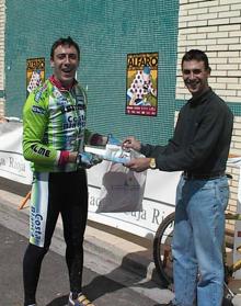 Imagen secundaria 2 - Martín Perdiguero, durante la 2ª etapa de la XL Vuelta Ciclista a La Rioja. | Trofeo de uno de los ciclistas participantes en la IV Clásica La Rioja, recibido al finalizar la prueba. (Foto: E.D.R.). | A la derecha, los hermanos Pascual participaron en la Subida a Yerga para ciclistas y cicloturistas desde Alfaro .