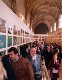 Imagen secundaria 2 - Autoridades en la exposición «La Rioja. Tierra abierta» el día de la inauguración oficial. La exposición se montó en el claustro y naves y entorno de la Catedral de Calahorra. A la derecha, visitantes de la exposición.