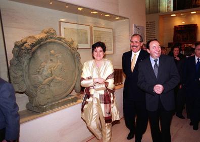 Imagen secundaria 1 - Autoridades en la exposición «La Rioja. Tierra abierta» el día de la inauguración oficial. La exposición se montó en el claustro y naves y entorno de la Catedral de Calahorra. A la derecha, visitantes de la exposición.